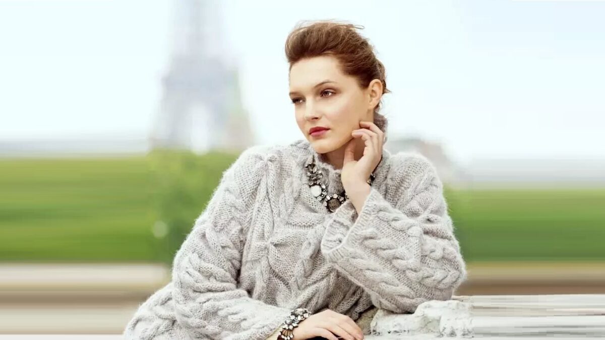 Серо-бежевый свитер с объёмным узором