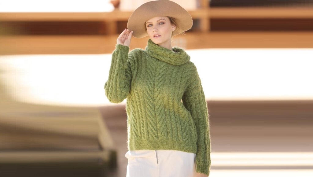 Зеленый пуловер с «косами» и объемный снуд