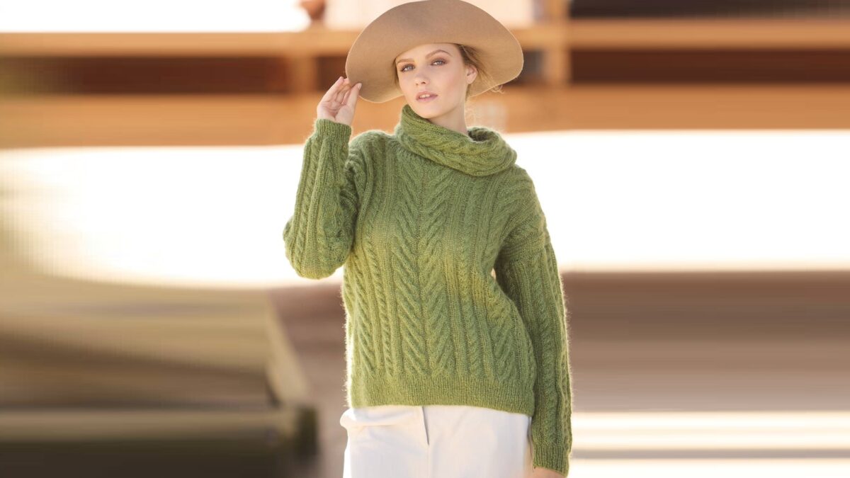 Зеленый пуловер с «косами» и объемный снуд