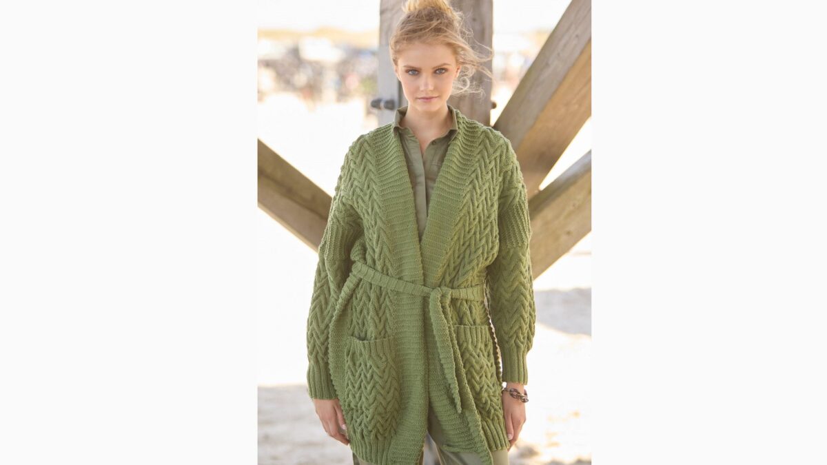 Удлиненный жакет с поясом и узором из «кос»