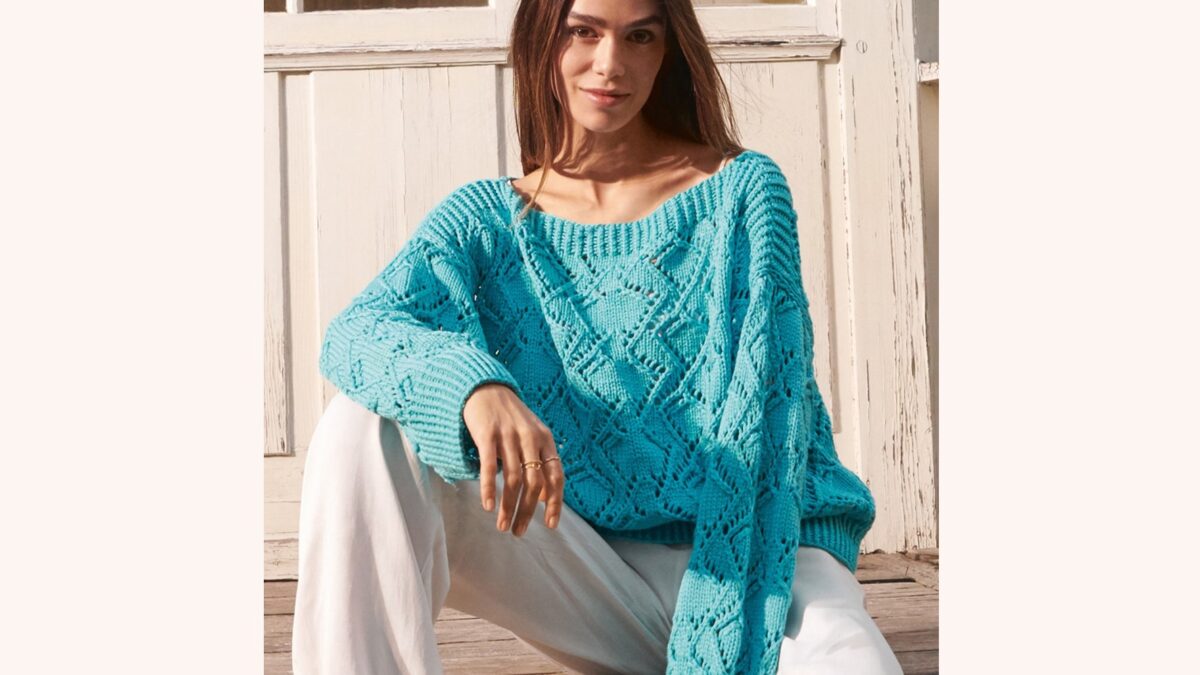 Бирюзовый пуловер оверсайз с фантазийным ажуром