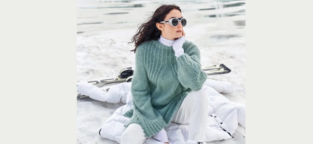 Бесшовный теплый пуловер с кокеткой из ребристого узора