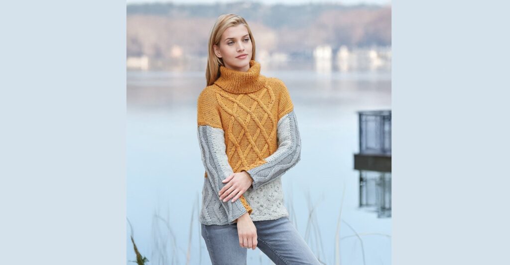 Цветной пуловер с рельефным узором