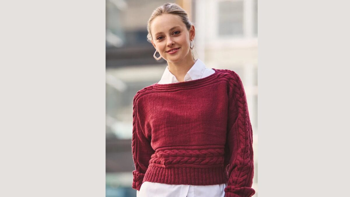 Связанный поперек пуловер с горловиной-лодочкой