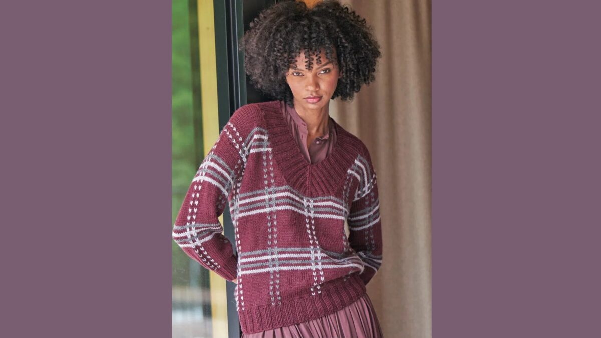 Бордовый пуловер в клетку