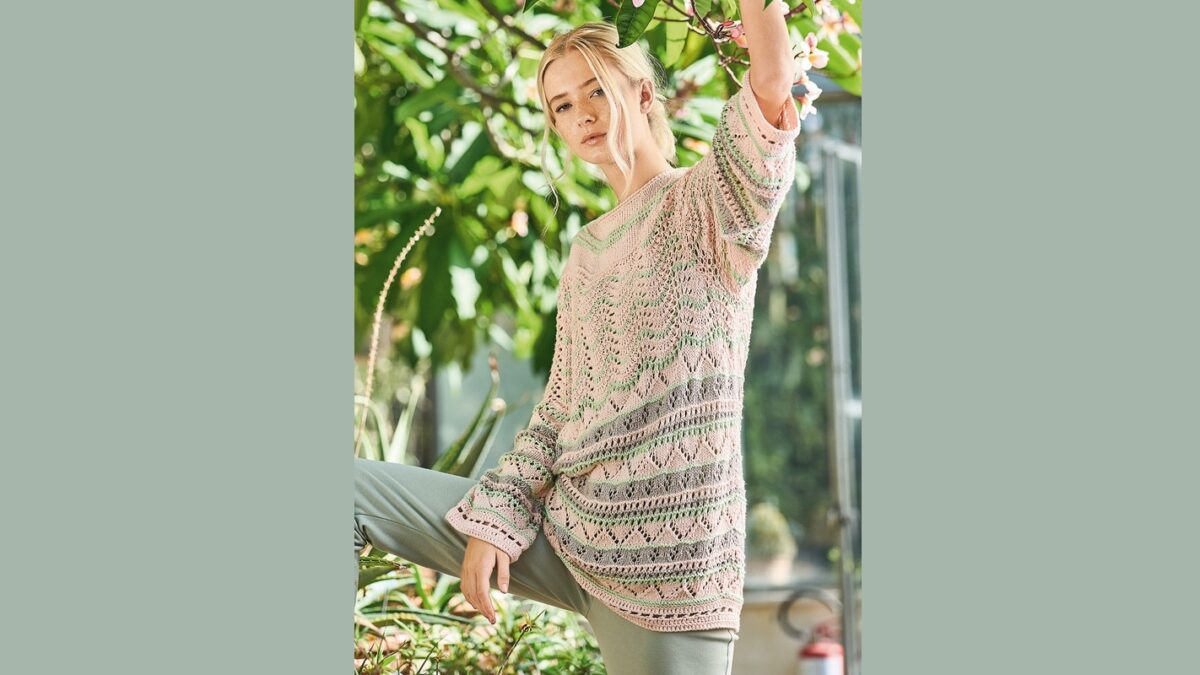 Трехцветный пуловер ажурными узорами