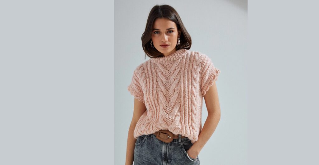 Вязаный пулундер с аранами и резинкой с фестонами