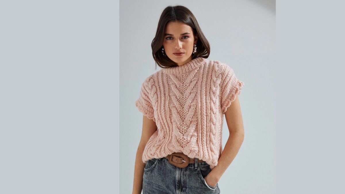 Вязаный пулундер с аранами и резинкой с фестонами