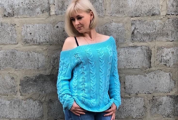 Бирюзовый пуловер с косами
