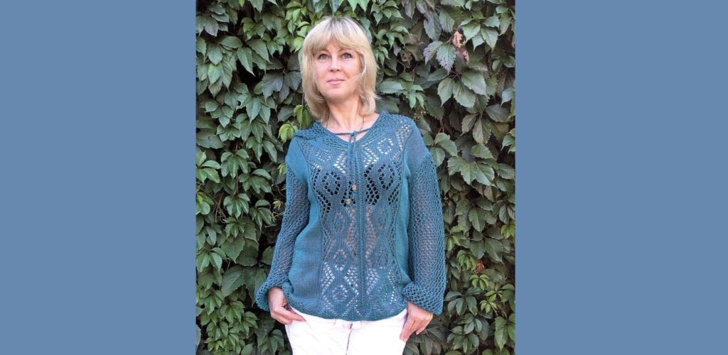 Ажурный летний пуловер с капюшоном 