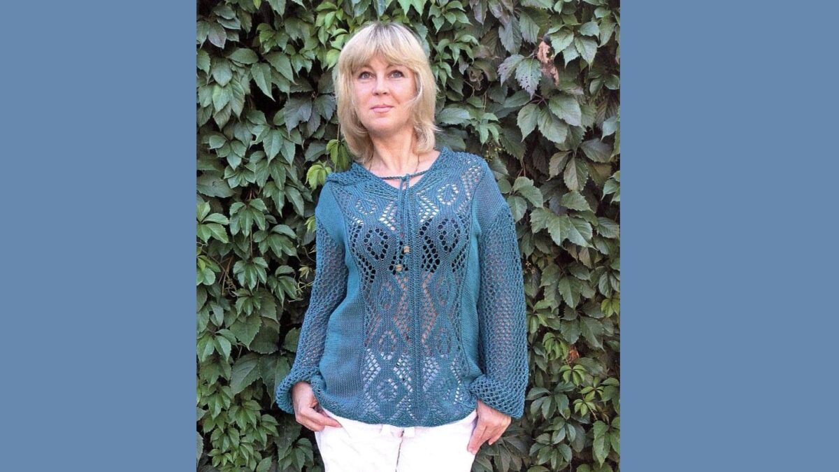 Ажурный летний пуловер с капюшоном 