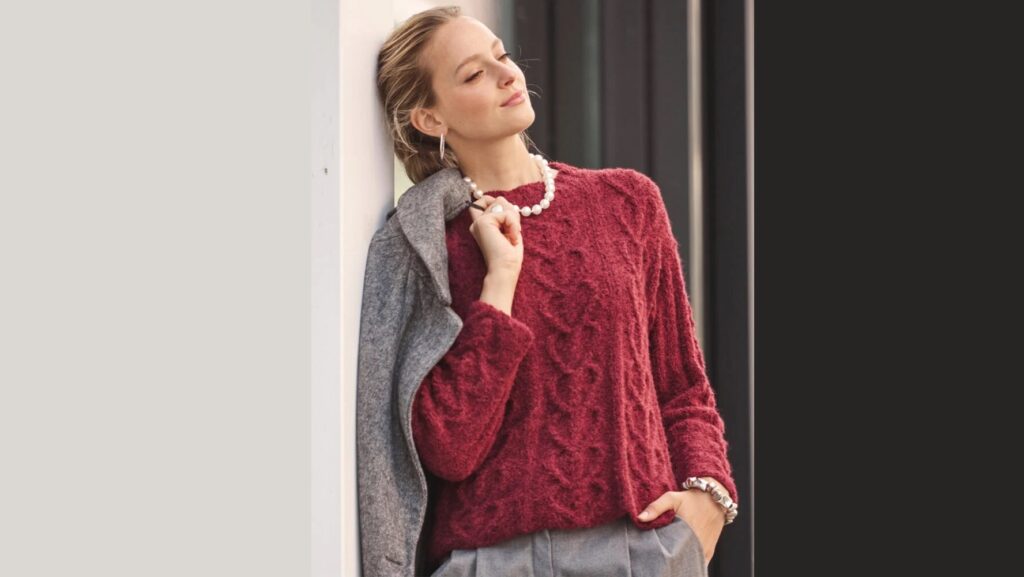 Бордовый пуловер с узором из «кос»